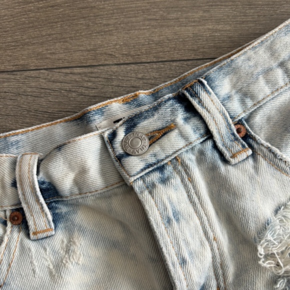 Aritzia TNA Faded Dyed Denim Shorts - Picture 4 of 10